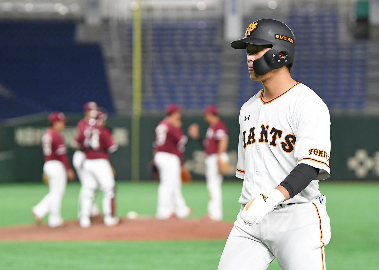 巨人対楽天　9回裏巨人2死満塁、石川は右飛に倒れてゲームセットとなり、肩を落とす（撮影・加藤諒）