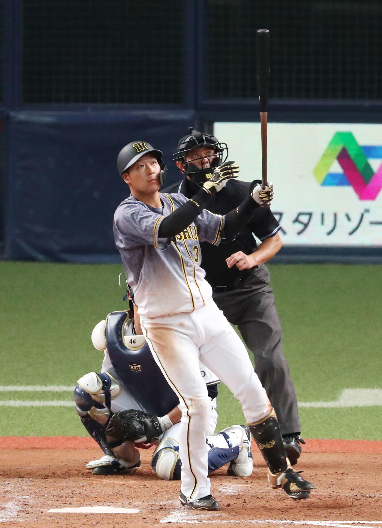 オリックス対阪神　9回表阪神1死一塁、左越え2点本塁打を放つ大山（撮影・清水貴仁）