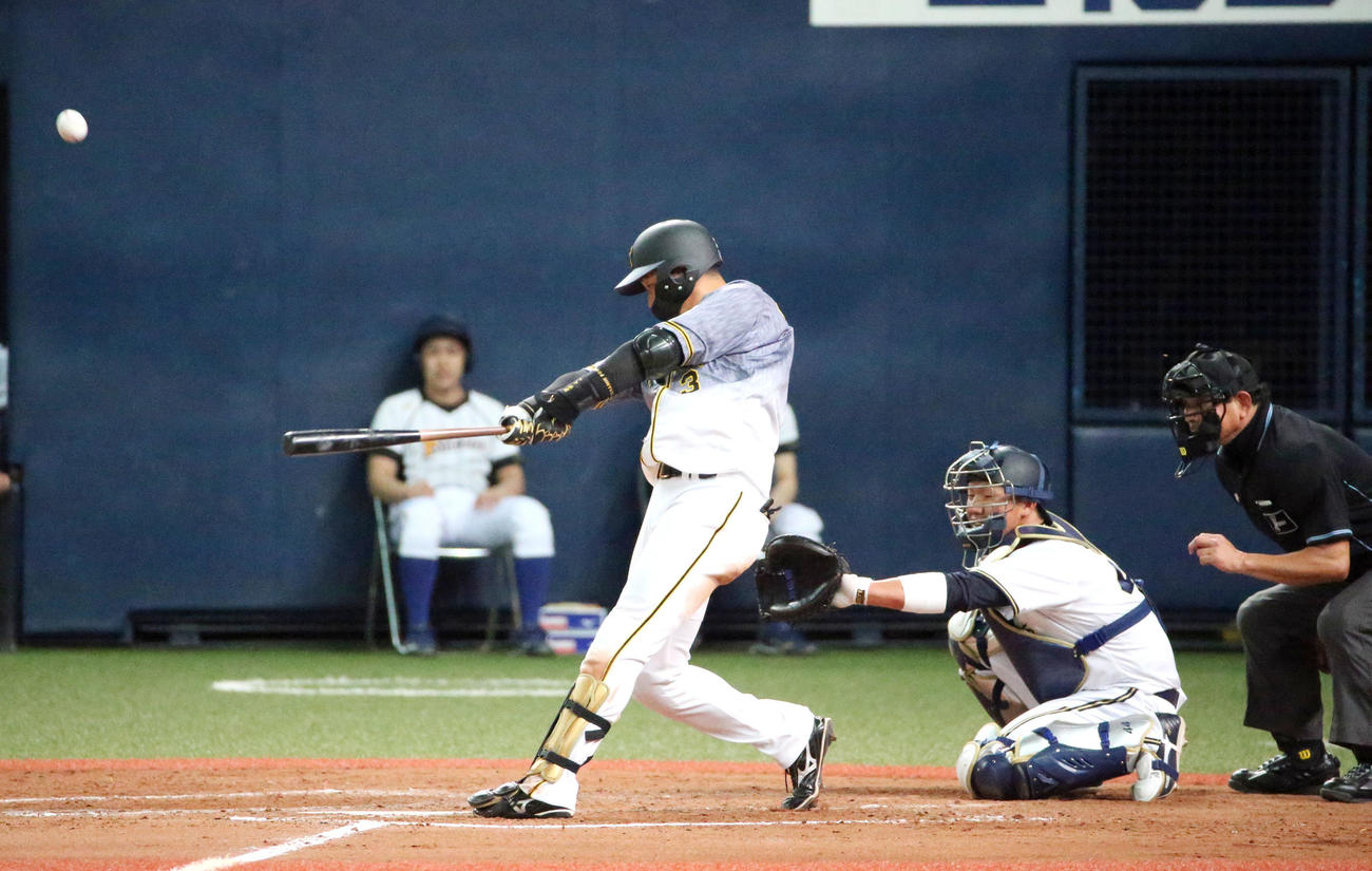 大山は左越え2点本塁打を放つ（撮影・上山淳一）
