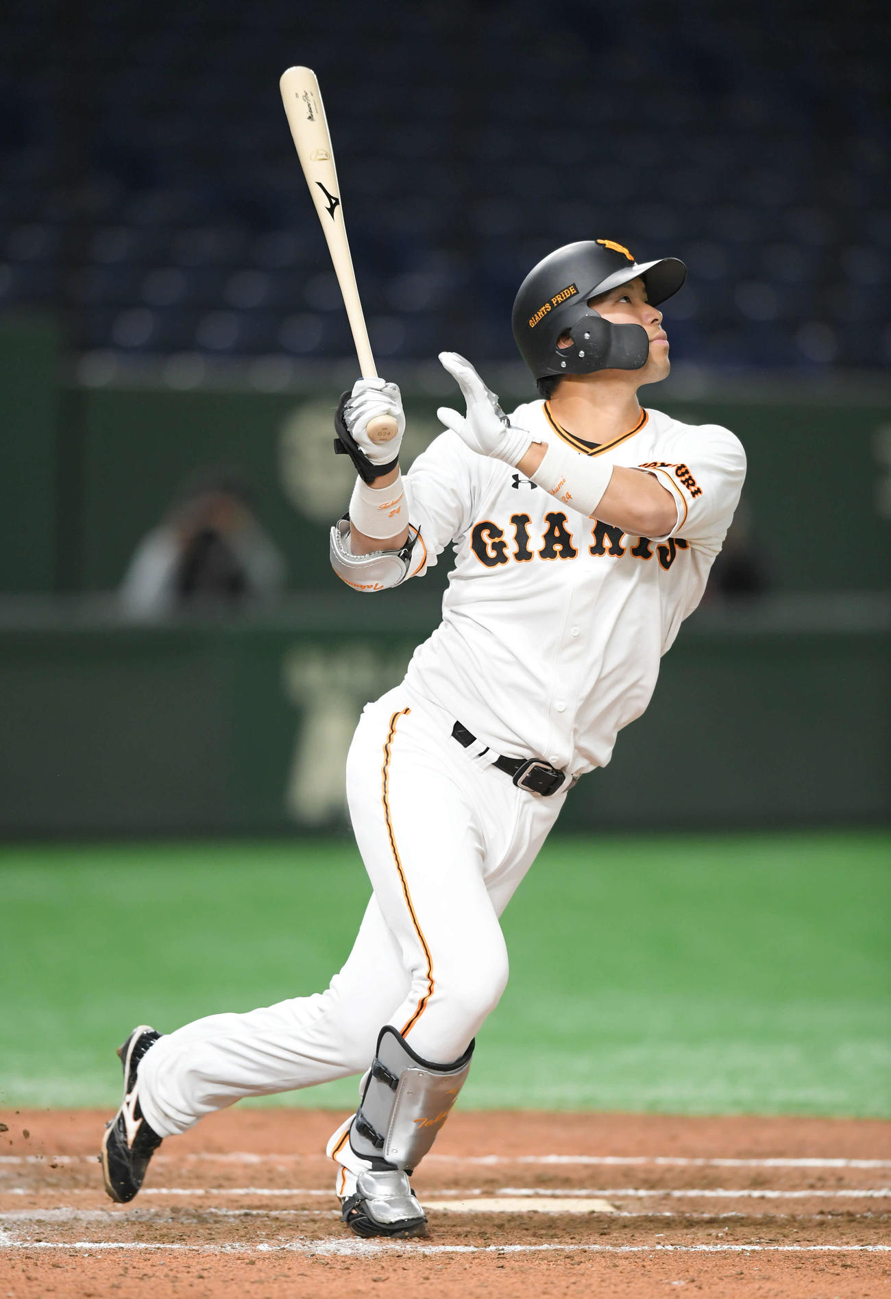 巨人対楽天　4回裏巨人2死一塁、大城は右越えの2点本塁打を放つ（撮影・加藤諒）
