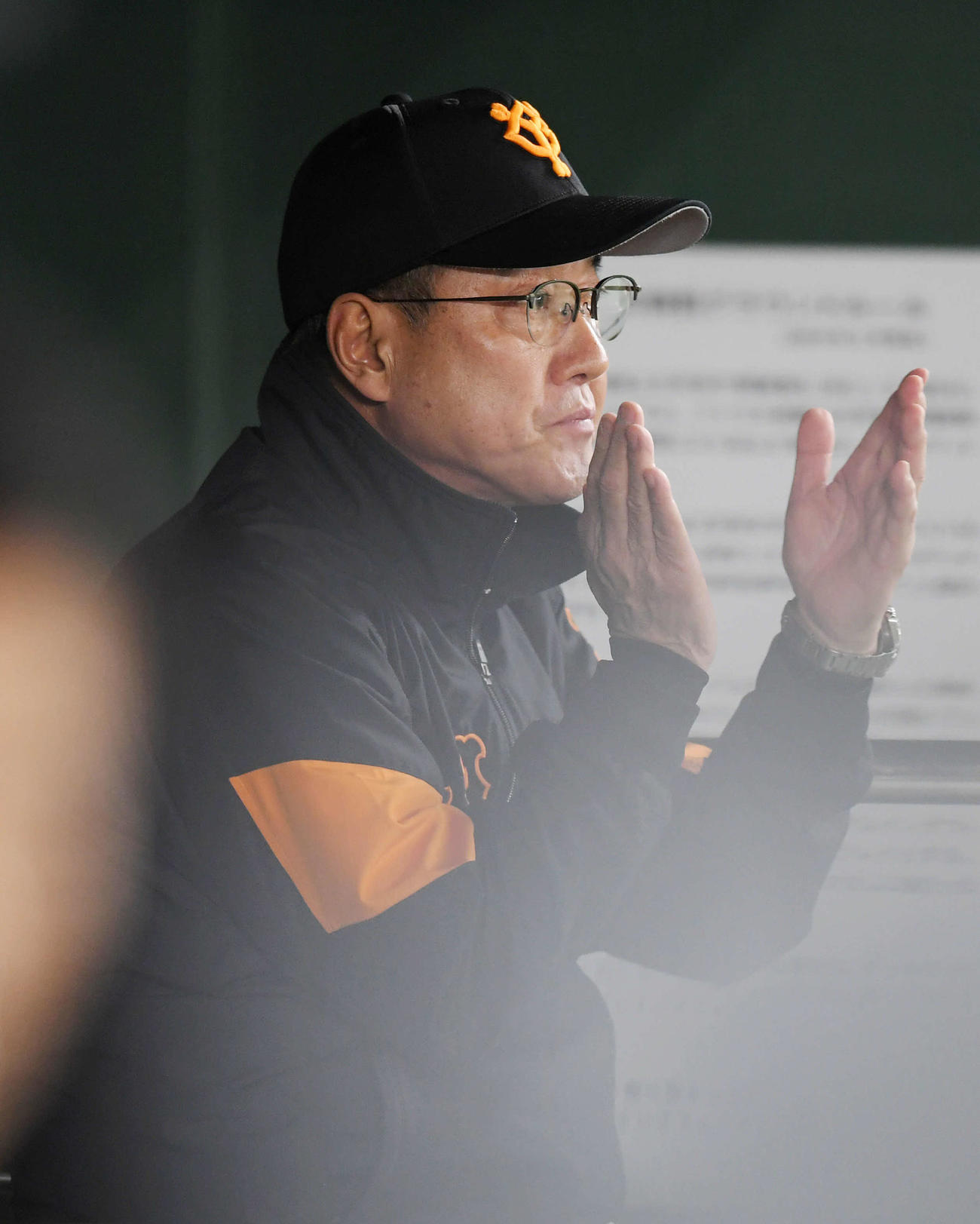降板した先発鍬原に拍手を送る巨人原監督（中央）（撮影・加藤諒）