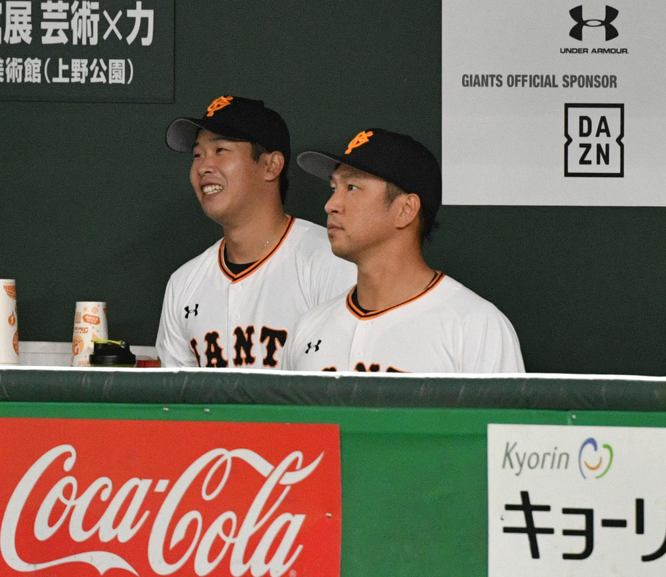 5回を投げ終えベンチで笑顔を見せる巨人鍬原（奥）（撮影・滝沢徹郎）