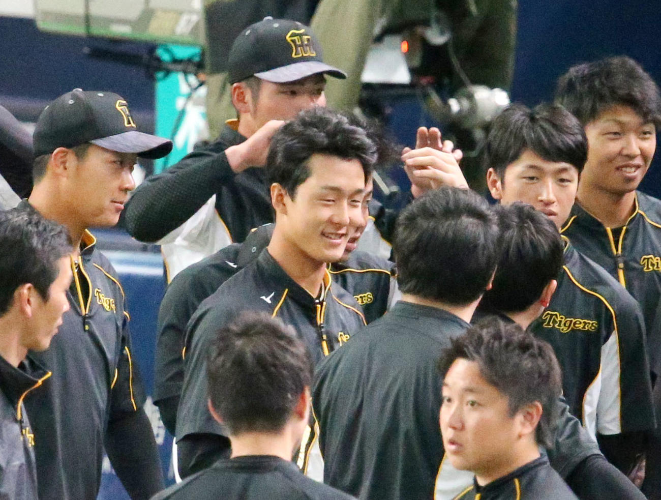 阪神対オリックス　1軍に合流し笑顔を見せる小幡竜平（撮影・上山淳一）