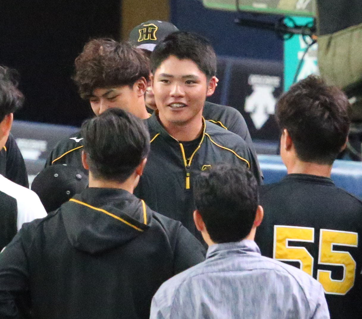 阪神対オリックス　1軍に合流しあいさつする小野寺（撮影・上山淳一）