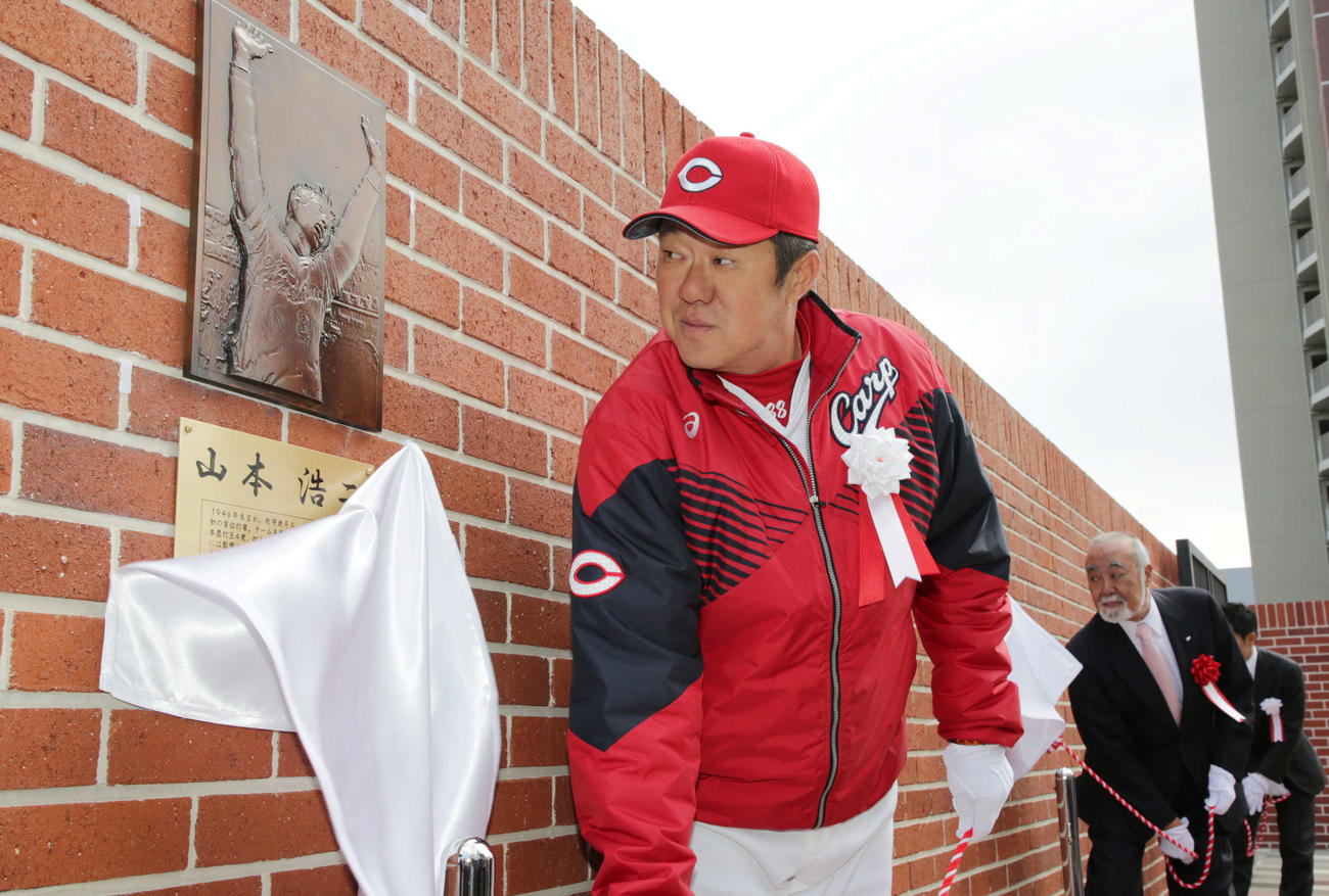 広島　球団創設70周年を記念して作られたモニュメントスクエアの除幕式に出席した佐々岡監督ら（撮影・加藤孝規）