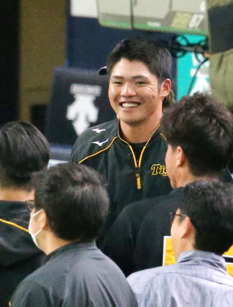 阪神対オリックス　1軍に合流しあいさつする小野寺（撮影・上山淳一）