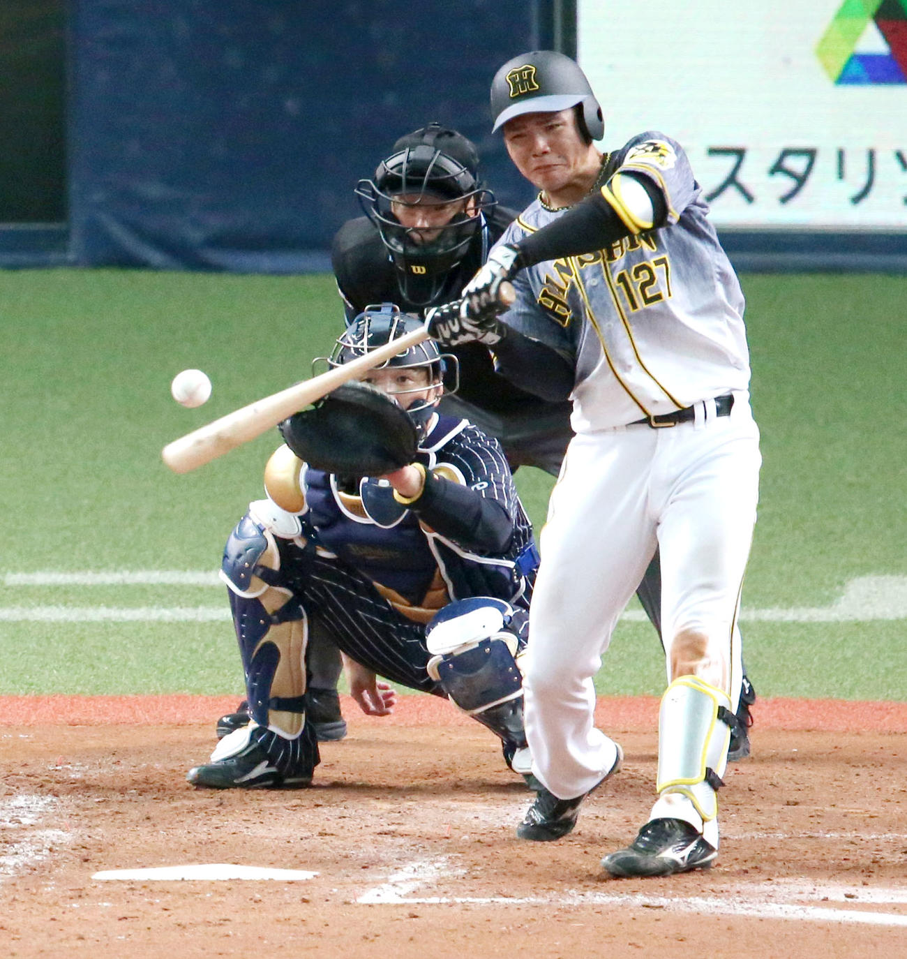 阪神対オリックス　5回表阪神無死、小野寺は右に二塁打を放つ（撮影・上山淳一）