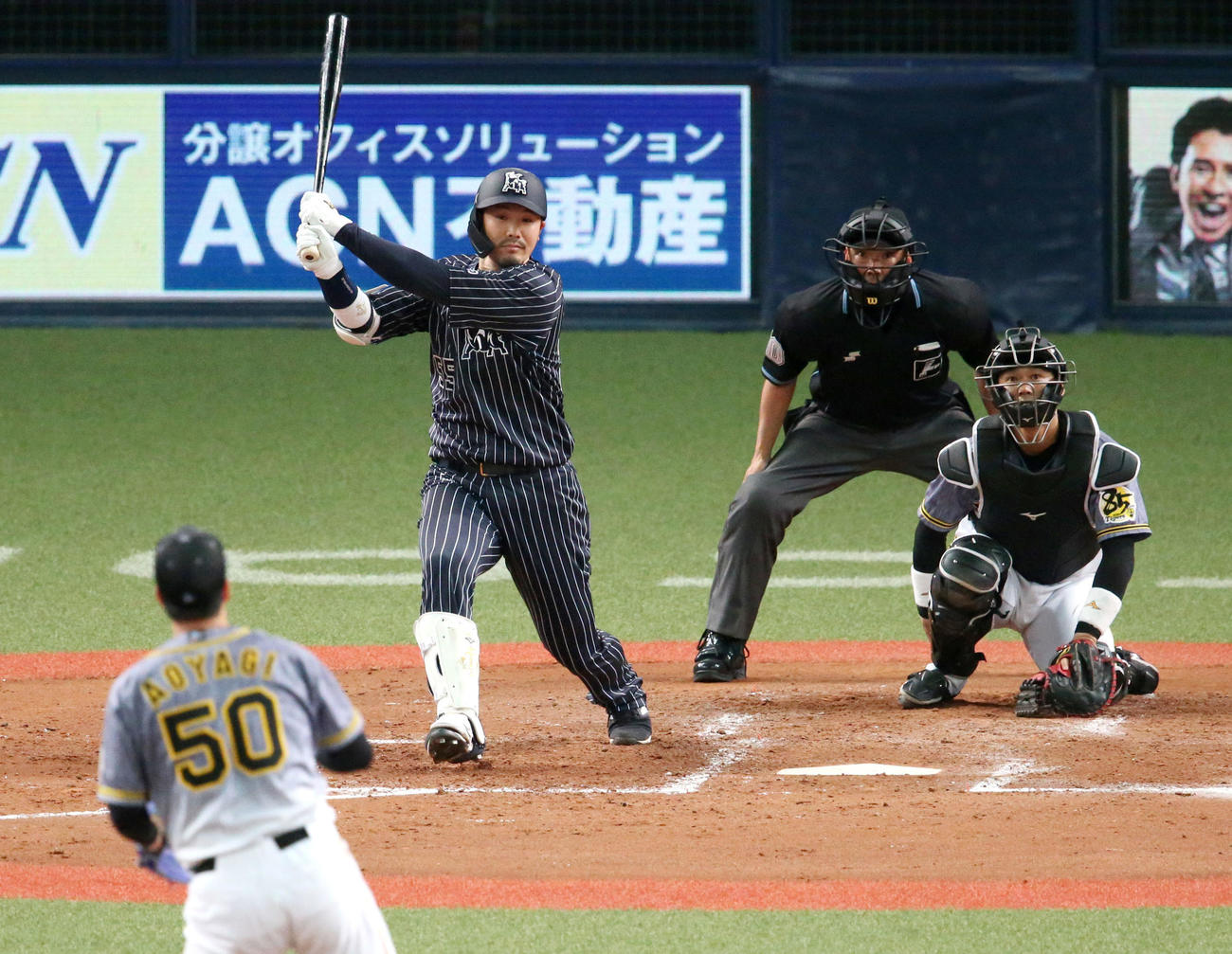 4回裏オリックス無死、T－岡田は中越え本塁打を放つ（撮影・上山淳一）