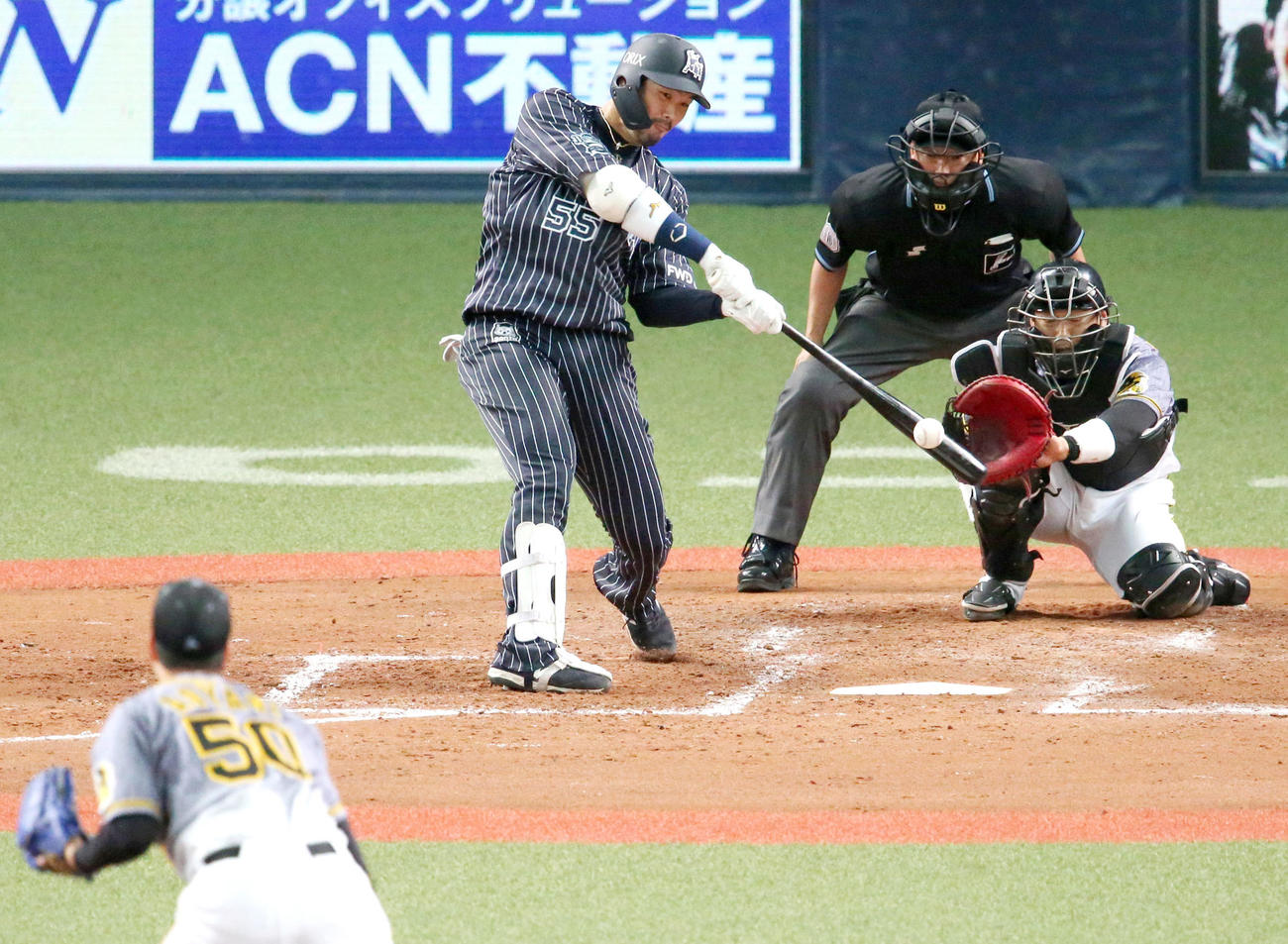 阪神対オリックス　4回裏オリックス無死、T－岡田は中越え本塁打を放つ（撮影・上山淳一）