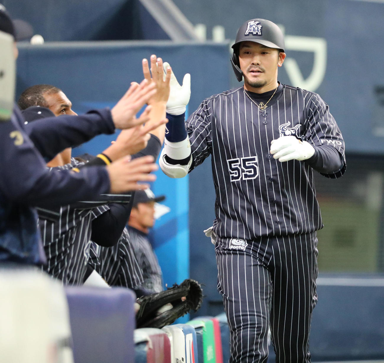 オリックス対阪神　4回裏オリックス無死、中越え本塁打を放つT－岡田（撮影・清水貴仁）