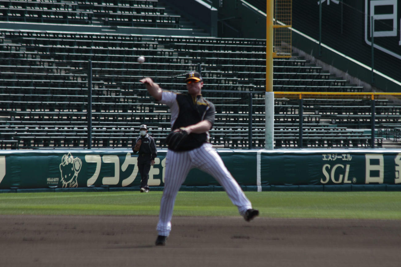 三塁から一塁に向かって豪快なスローイングを披露する阪神ボーア