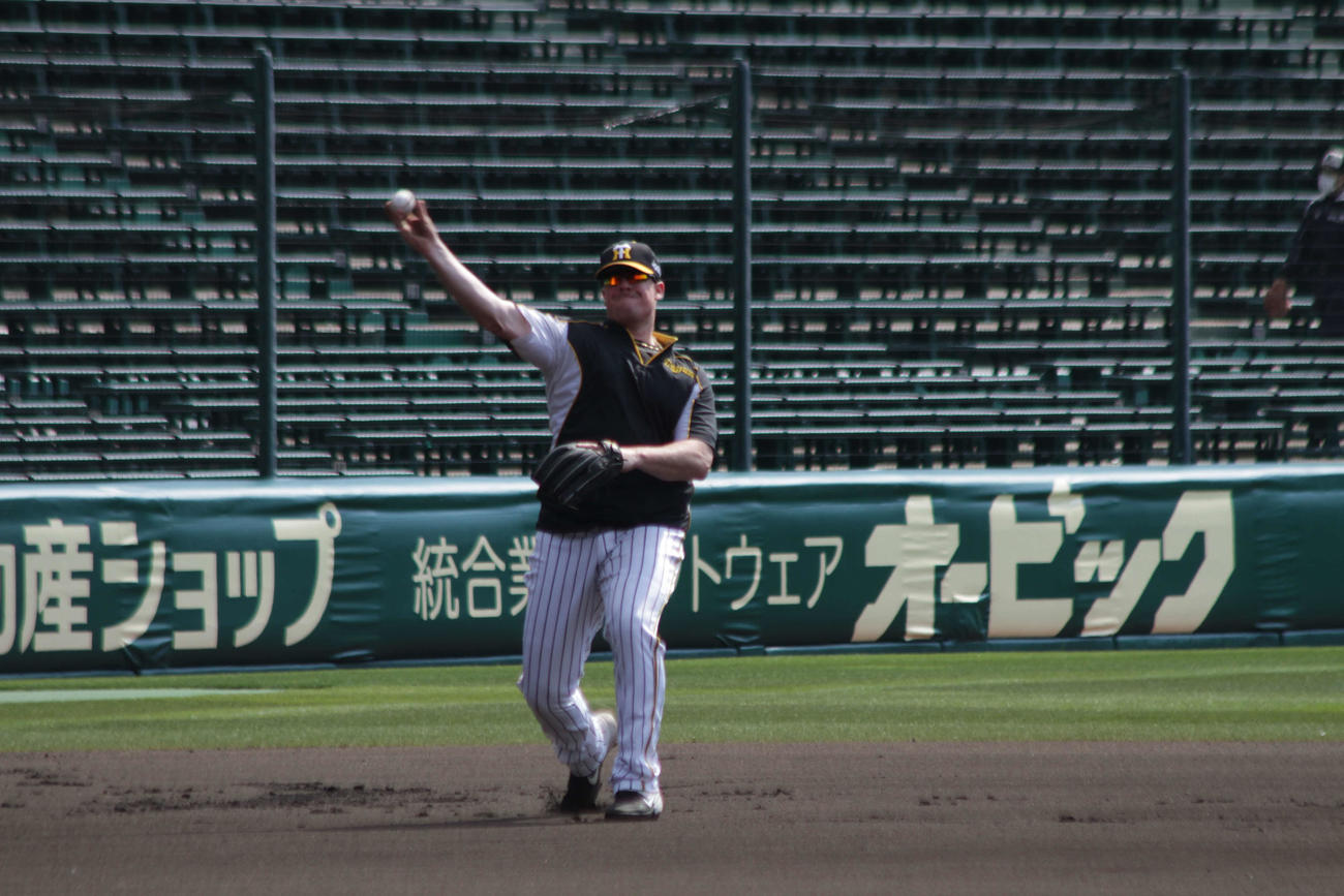 三塁から一塁に向かってスローイングを繰り返す阪神ボーア