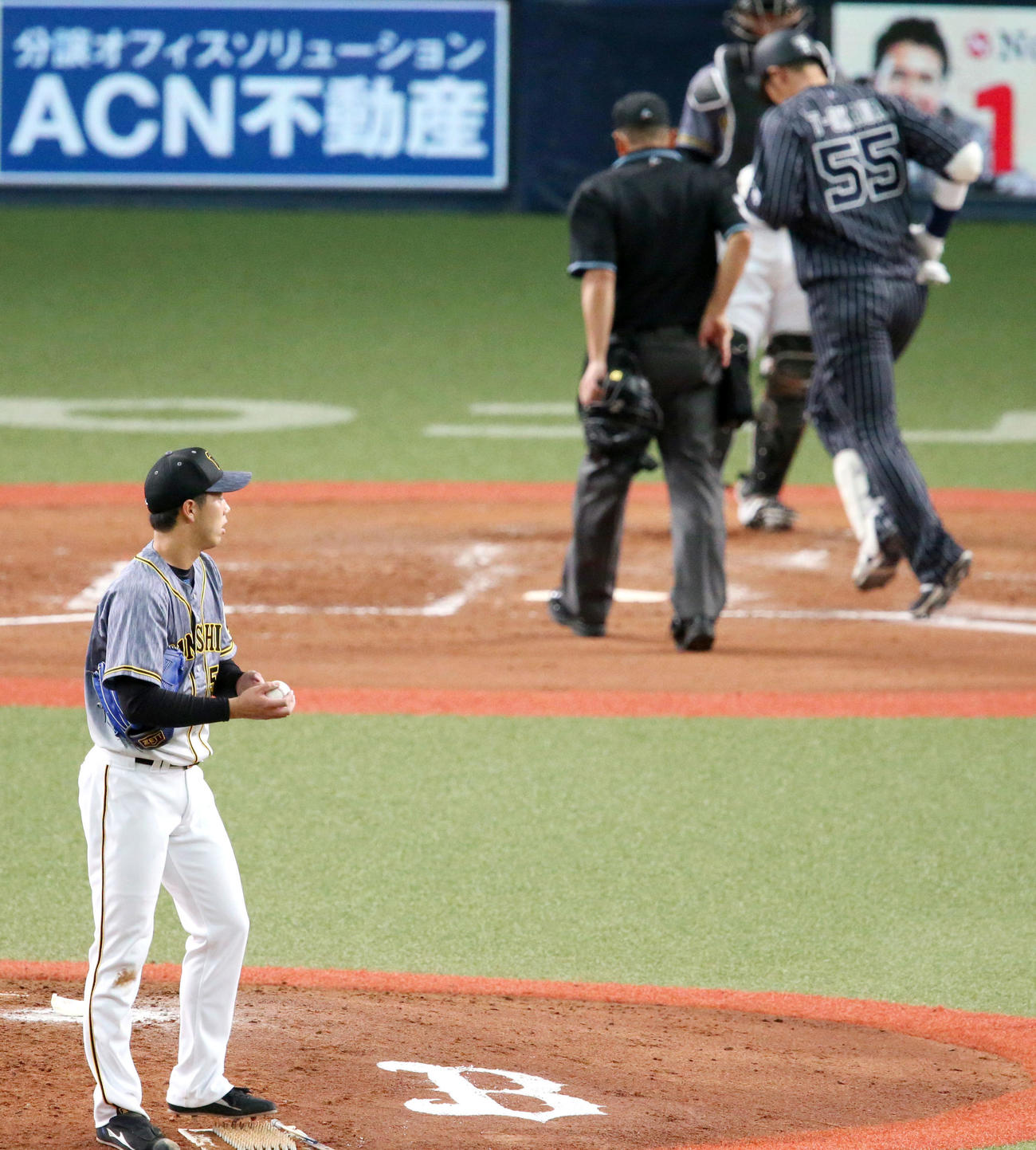 4回裏オリックス無死、青柳（手前）はT－岡田に中越え本塁打を被弾する（撮影・上山淳一）