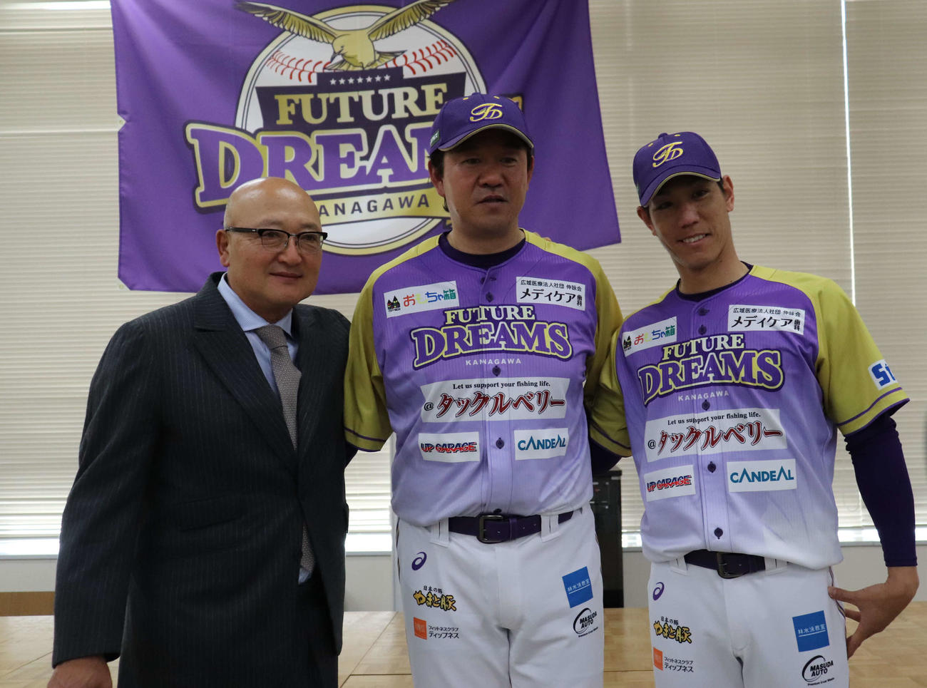 新チーム体制発表記者会見に出席したBC神奈川の首脳陣。左から山下大輔GM、鈴木尚典監督、荒波翔球団アドバイザー（撮影・湯本勝大）