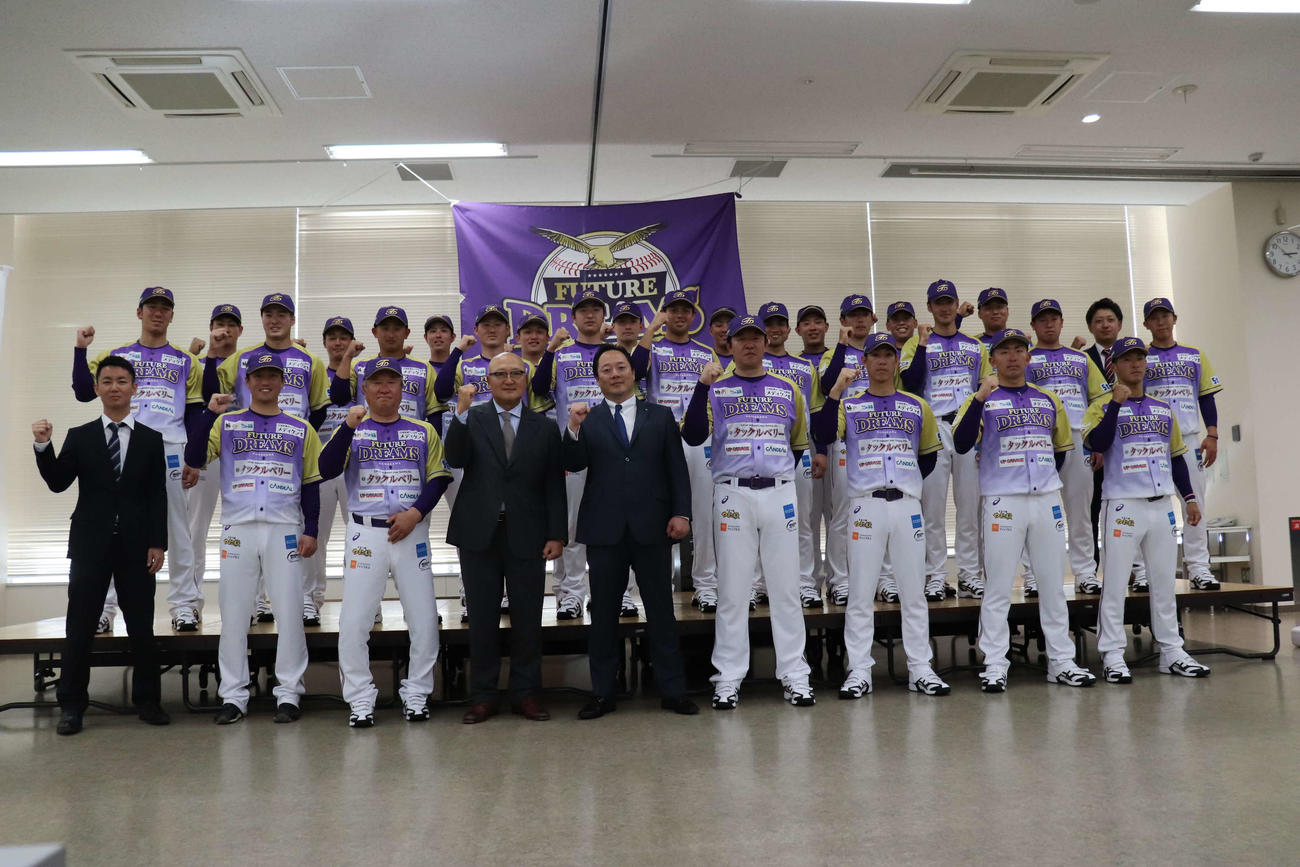 新チーム体制発表記者会見に出席したBC神奈川・鈴木尚典監督（前列右から4人目）と選手、コーチたち（撮影・湯本勝大）