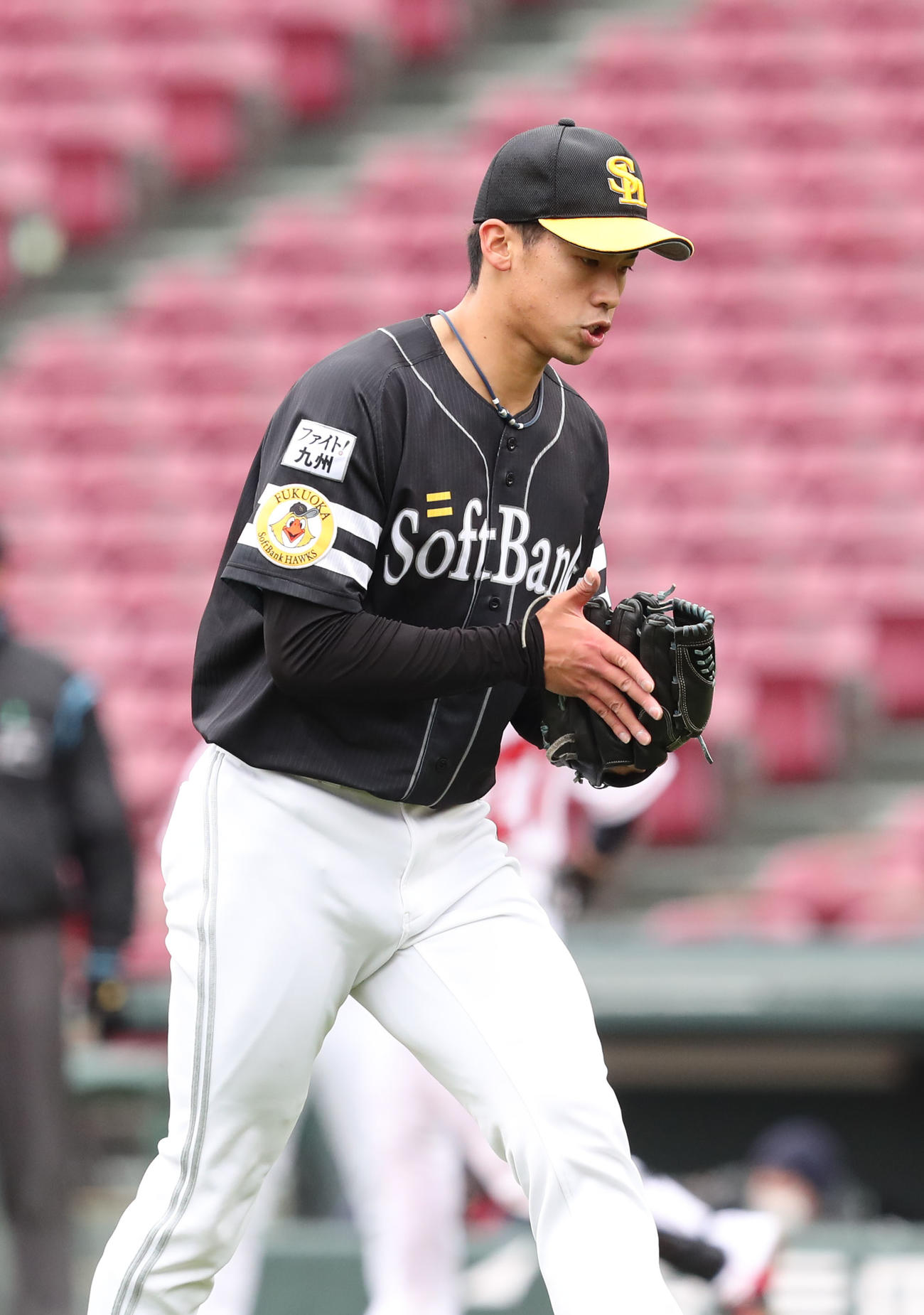 広島対ソフトバンク　先発した尾形は4回を投げ1安打無失点と好投、ベンチに引きあげる（撮影・梅根麻紀）