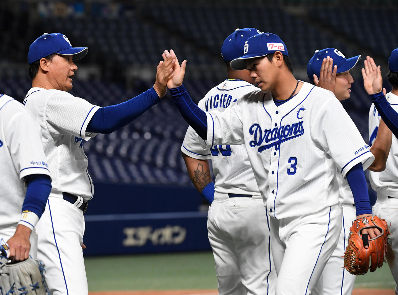 中日対ロッテ　ロッテに勝利、ナインを迎える与田監督（撮影・前岡正明）
