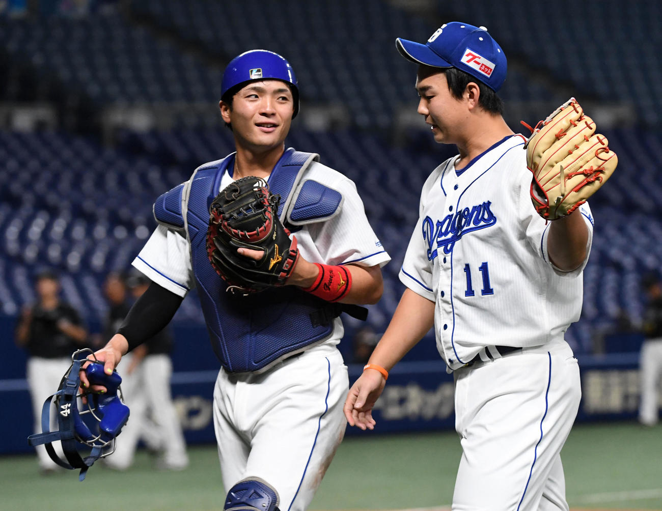 中日対ロッテ　4回表ロッテ1死満塁、レアードを遊ゴロ併殺に打ち取り郡司（左）と話す小笠原（撮影・前岡正明）