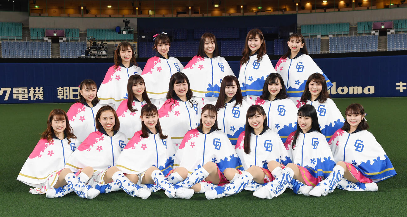 まもなくデビューするチアドラゴンズ2020新メンバー18人（撮影・前岡正明）
