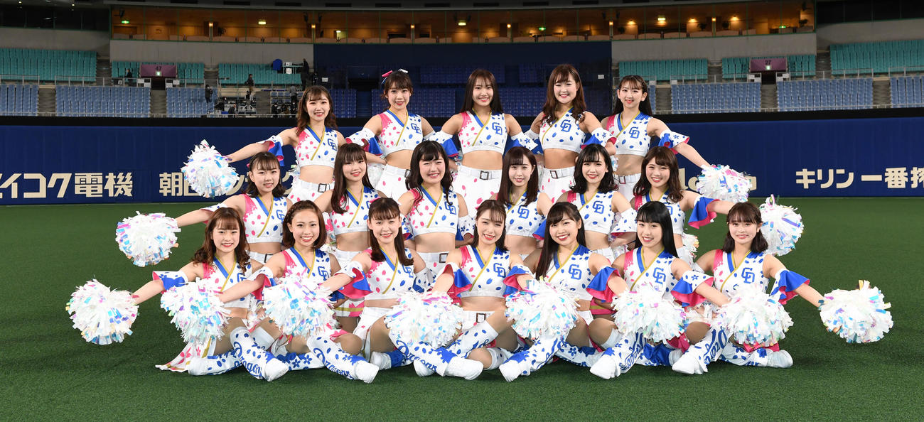 チアドラゴンズ2020（前列左から）RINO、NAIKI、MANA、SERINA、PIASU、NANAKA、RAMU（中列左から）KAREN、AYAMI、HAZUKI、SARA、SHINO、HONOKA（後列左から）MIRAI、KANA、YUKINO、HIMARI、MIKOTO（撮影・前岡正明）