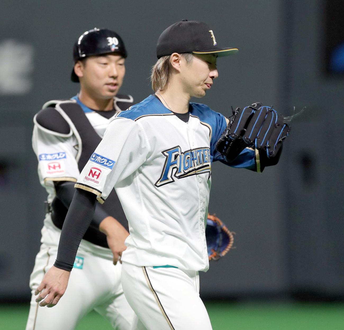 日本ハム対DeNA　4失点をし汗を拭いながらベンチに戻る日本ハム金子（撮影・佐藤翔太）