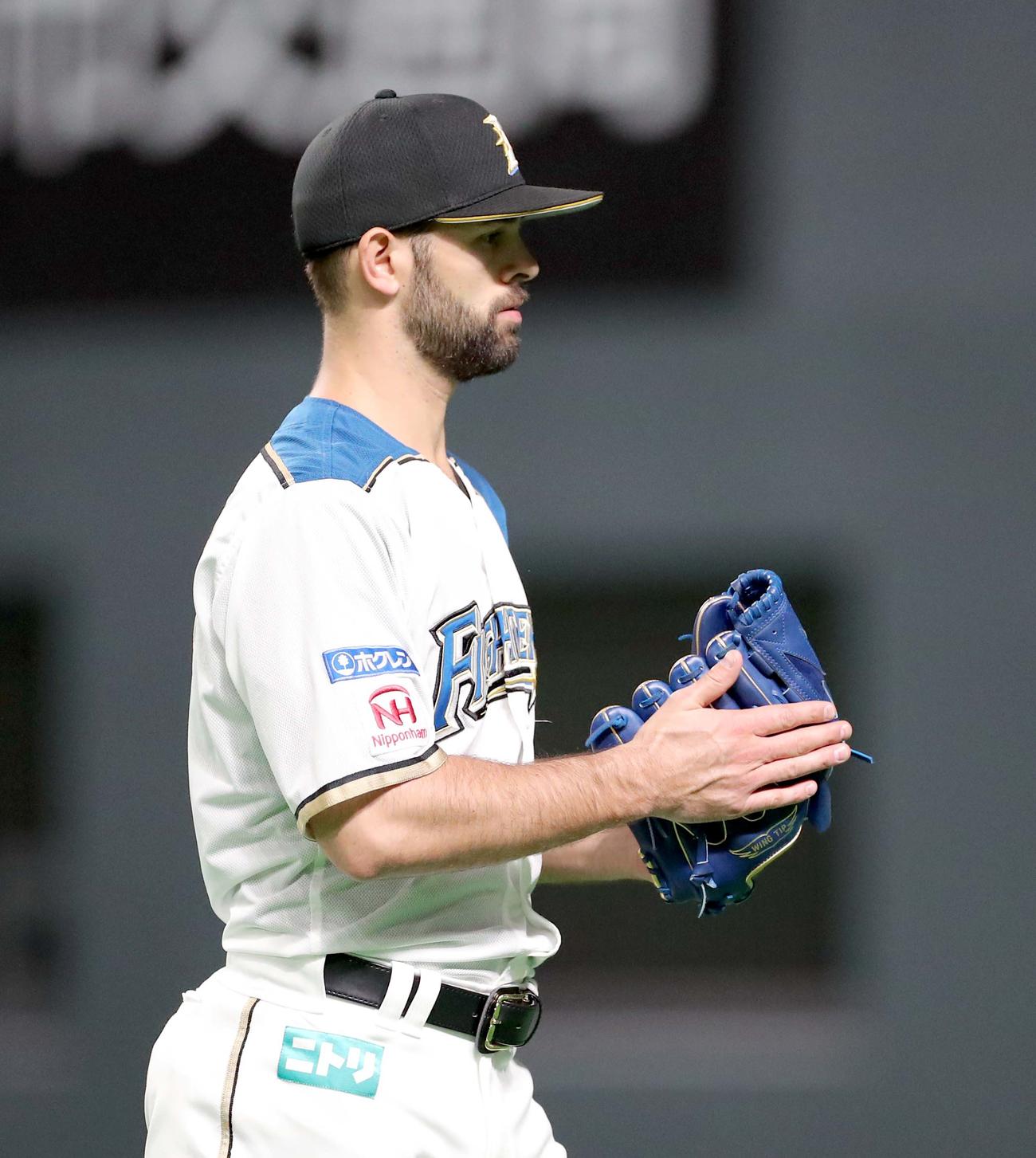 日本ハム対DeNA　3回表を無失点に抑えグラブを叩きながらベンチに戻る日本ハム・マルティネス（撮影・佐藤翔太）