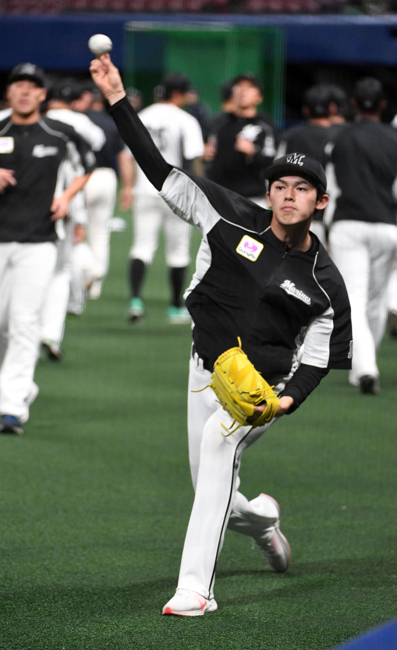 中日対ロッテ　キャッチボールを行うロッテ佐々木朗（撮影・前岡正明）