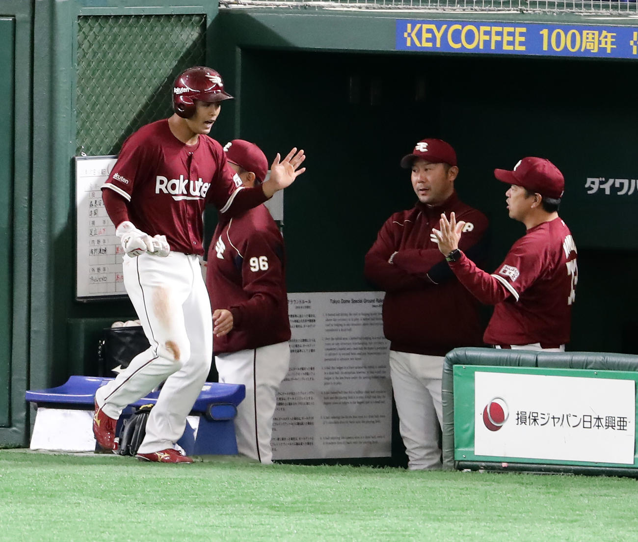 巨人対楽天　1回表楽天1死二塁、辰己の左越え先制適時二塁打で生還した山崎幹（手前）はナインとハイタッチ。右から2人目は三木監督（撮影・浅見桂子）