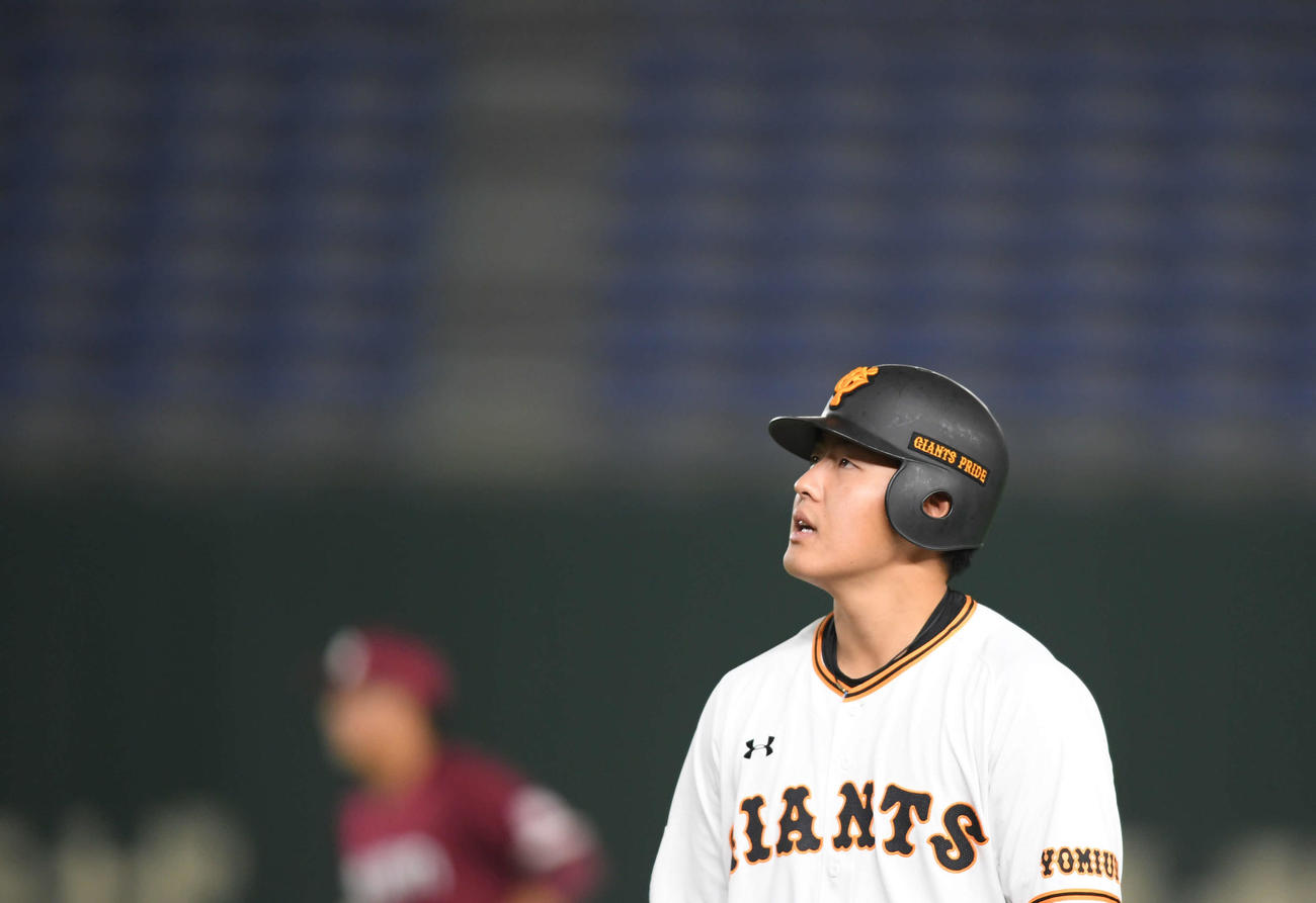 巨人対楽天　8回裏巨人2死一塁、岡本は右飛に倒れて肩を落とす（撮影・加藤諒）