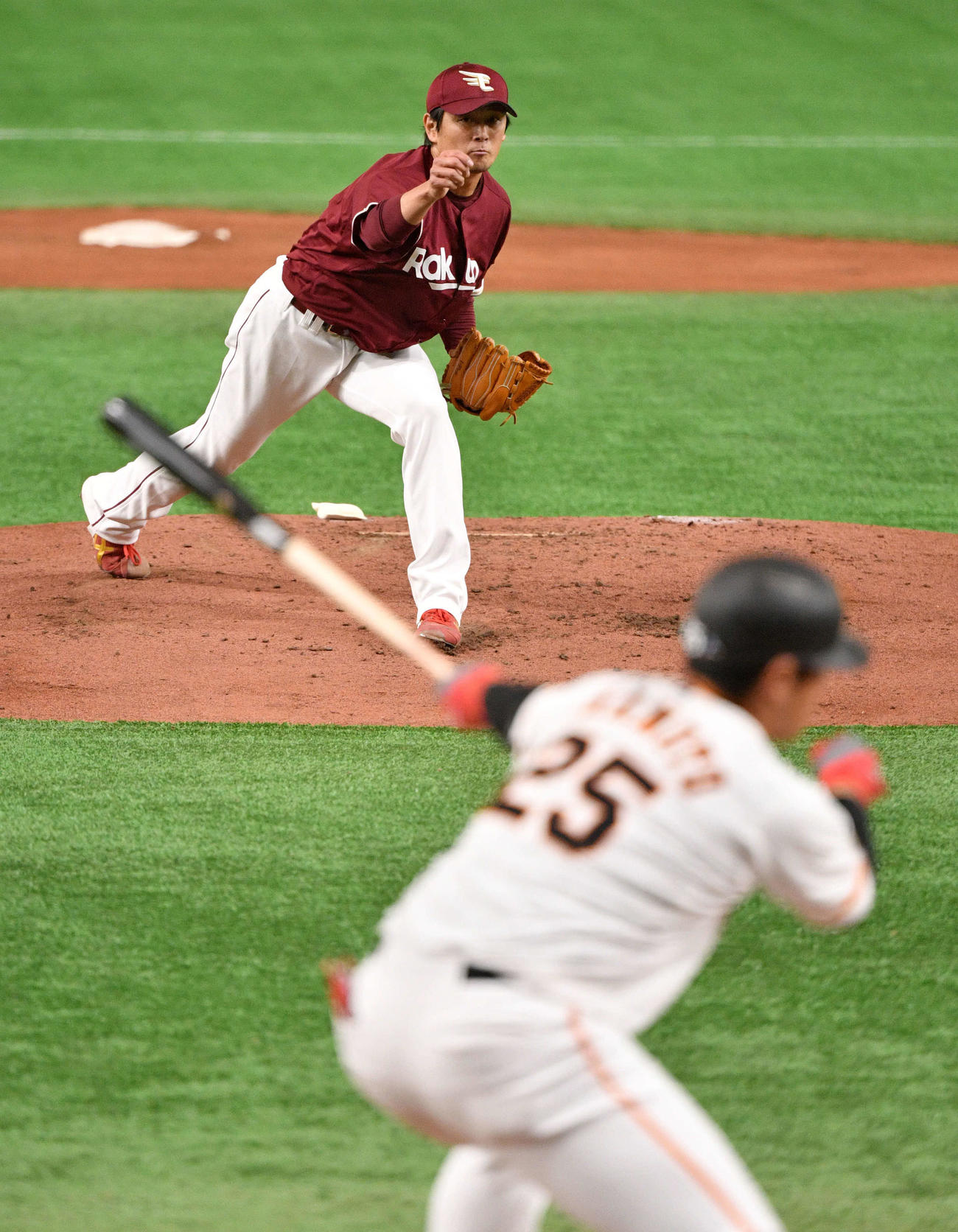 巨人対楽天　1回裏巨人2死二塁、岡本を空振り三振に仕留める涌井（撮影・滝沢徹郎）