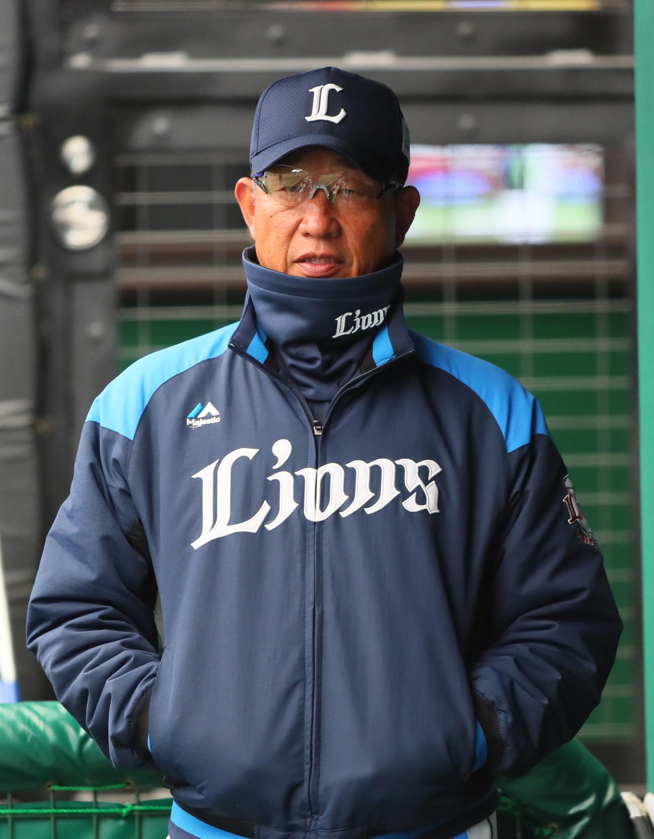 西武対ヤクルト　戦況を見つめる西武辻監督（撮影・足立雅史）