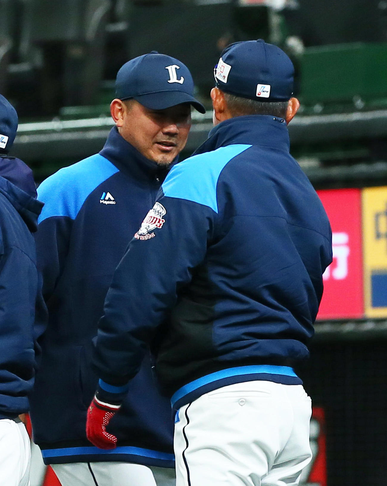 西武対ヤクルト　勝利し西武辻監督（右）とタッチを交わす松坂（撮影・足立雅史）