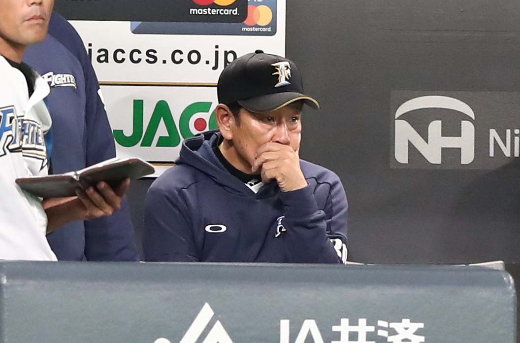 日本ハム対DeNA　ベンチで渋い表情の栗山監督（撮影・黒川智章）