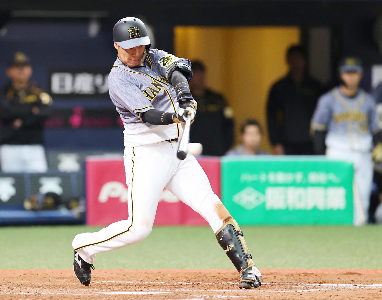 オリックス対阪神　5回表阪神2死一、二塁、左前適時打を放つ大山（撮影・清水貴仁）