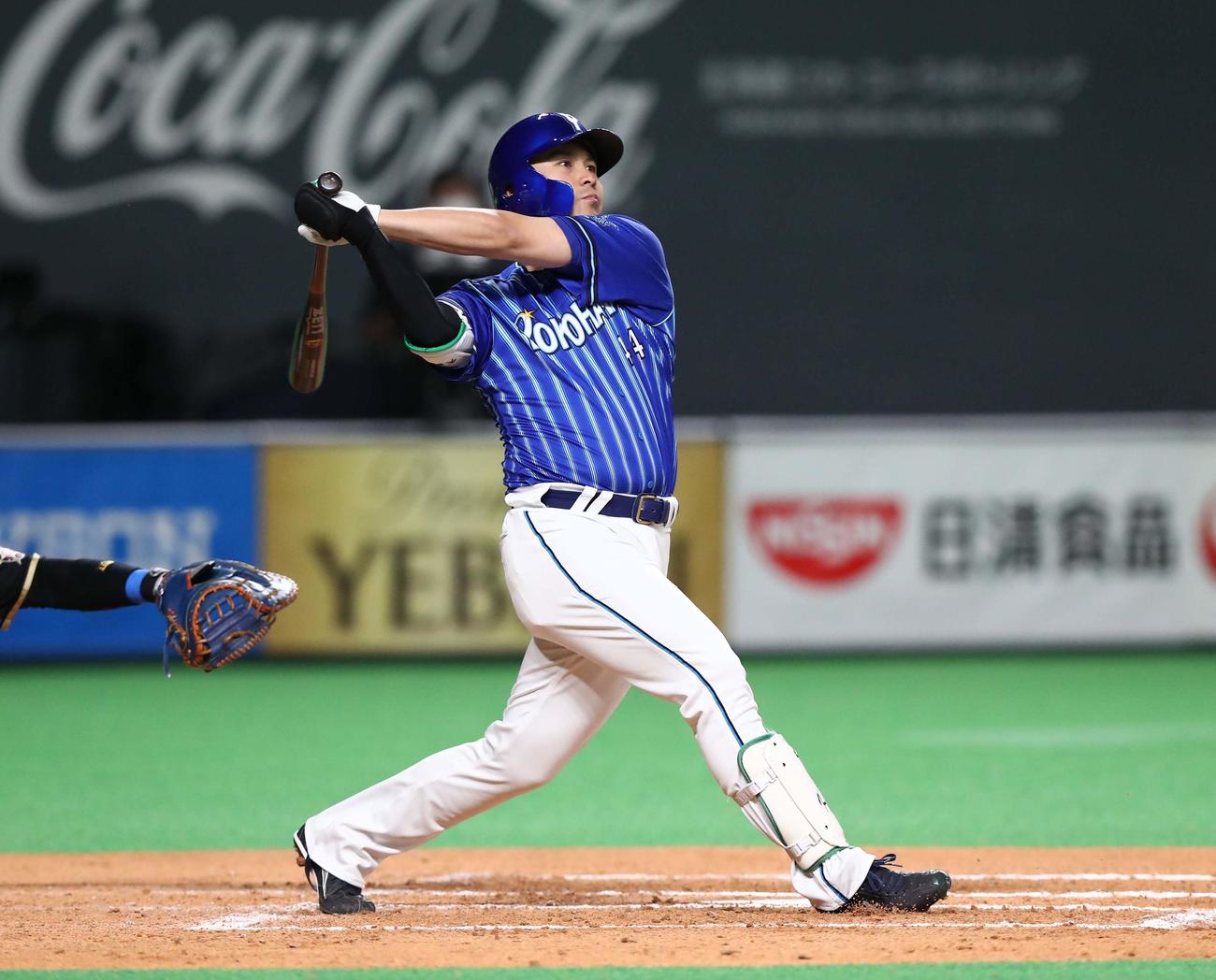 日本ハム対DeNA　7回表DeNA2死、右越え本塁打を放つ佐野（撮影・黒川智章）