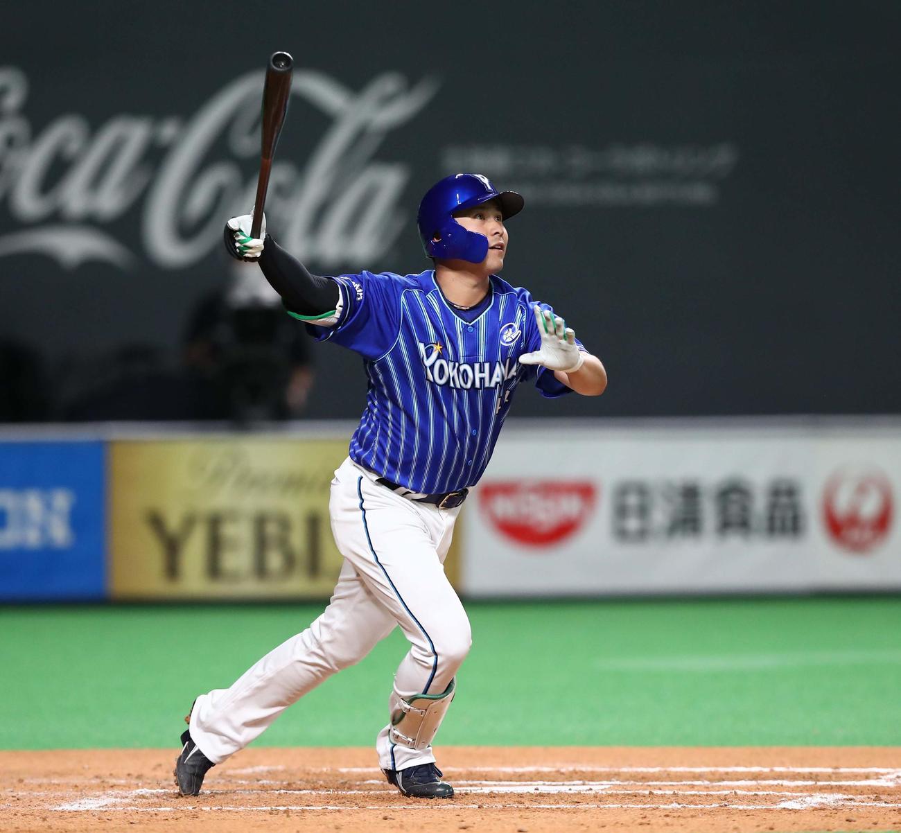 日本ハム対DeNA　7回表DeNA2死、右越え本塁打を放つ佐野（撮影・黒川智章）
