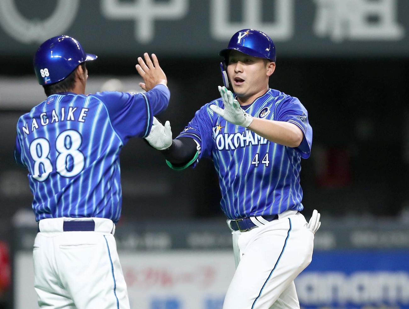 日本ハム対DeNA　7回表DeNA2死、右越え本塁打を放ち永池コーチに出迎えられる佐野（撮影・黒川智章）