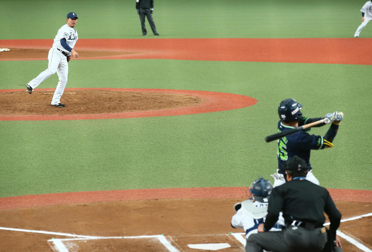 西武対ヤクルト　西武復帰後初の本拠地マウンドで登板した松坂。ヤクルト打者村上（撮影・足立雅史）