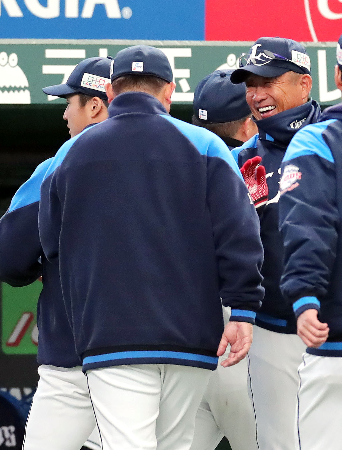 西武対ヤクルト　ヤクルトに勝利しベンチ前西武松坂（左から2人目）と笑顔でタッチを交わす辻監督（撮影・垰建太）