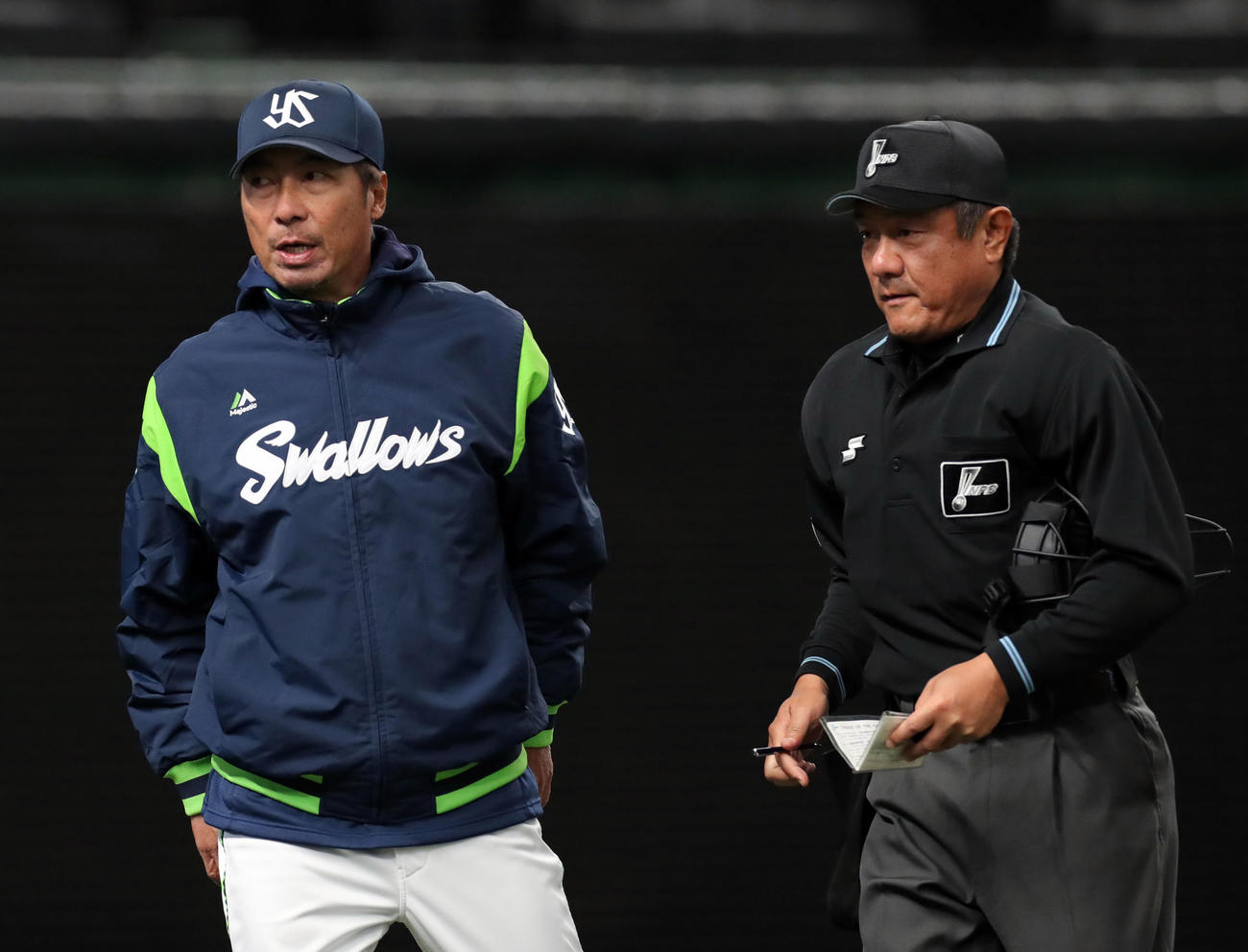 西武対ヤクルト　審判に交代を告げるヤクルト高津監督（左）（撮影・垰建太）
