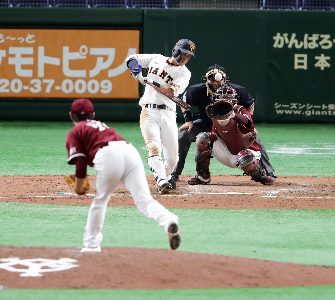 巨人対楽天　5回裏巨人2死一、三塁、吉川尚は中前適時打を放つ。投手涌井（撮影・浅見桂子）