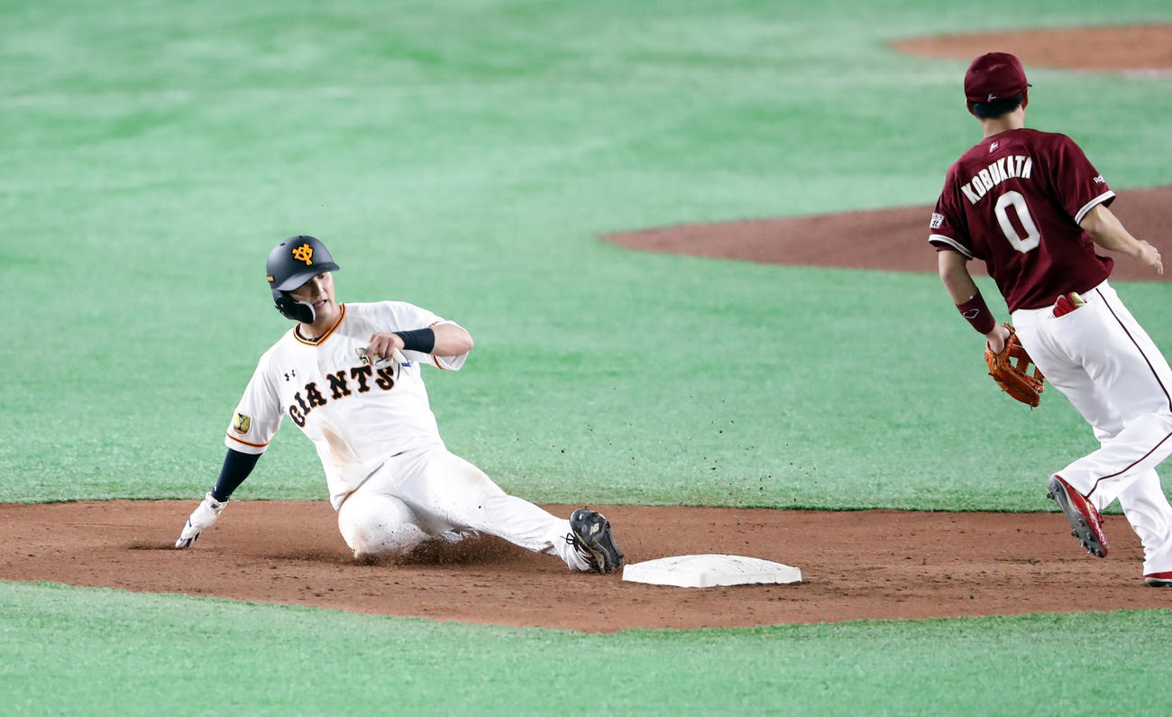 巨人対楽天　1回裏巨人2死一塁、二塁盗塁を成功させる吉川尚（撮影・浅見桂子）