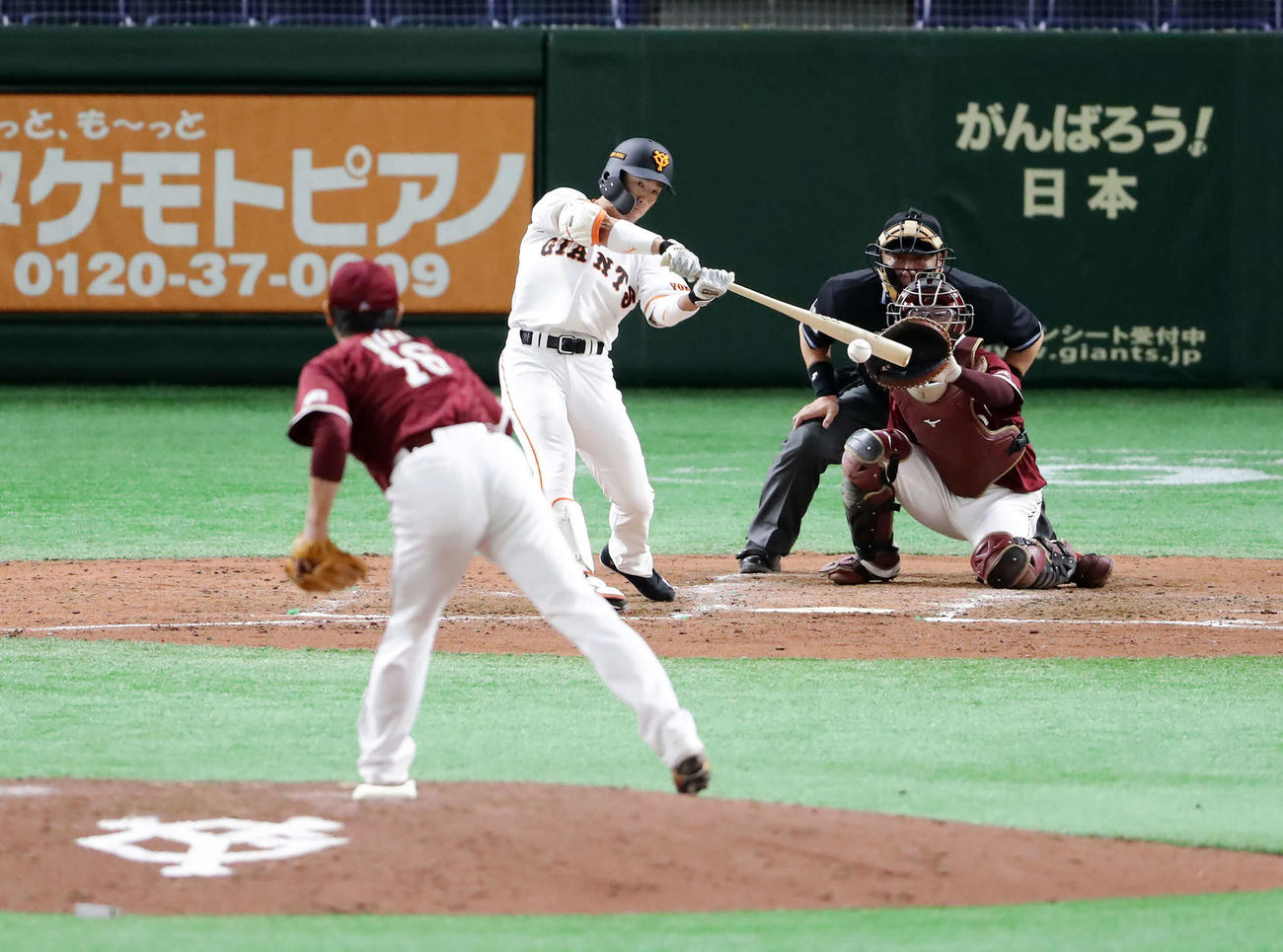 巨人対楽天　5回裏巨人1死一、三塁、重信は投手強襲内野適時打を放つ。投手涌井（撮影・浅見桂子）