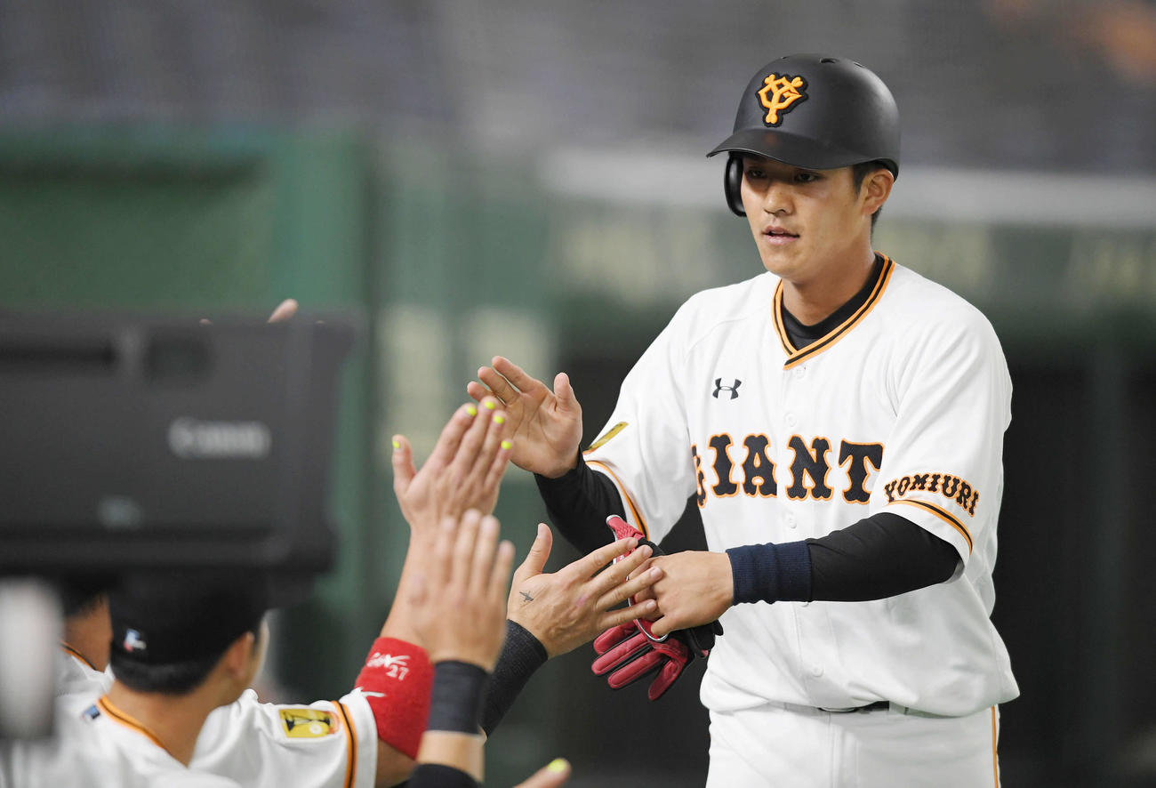 巨人対楽天　5回裏巨人1死一、三塁、三塁走者田中俊は重信の適時内野安打で生還し、ベンチでナインに迎えられる（撮影・加藤諒）