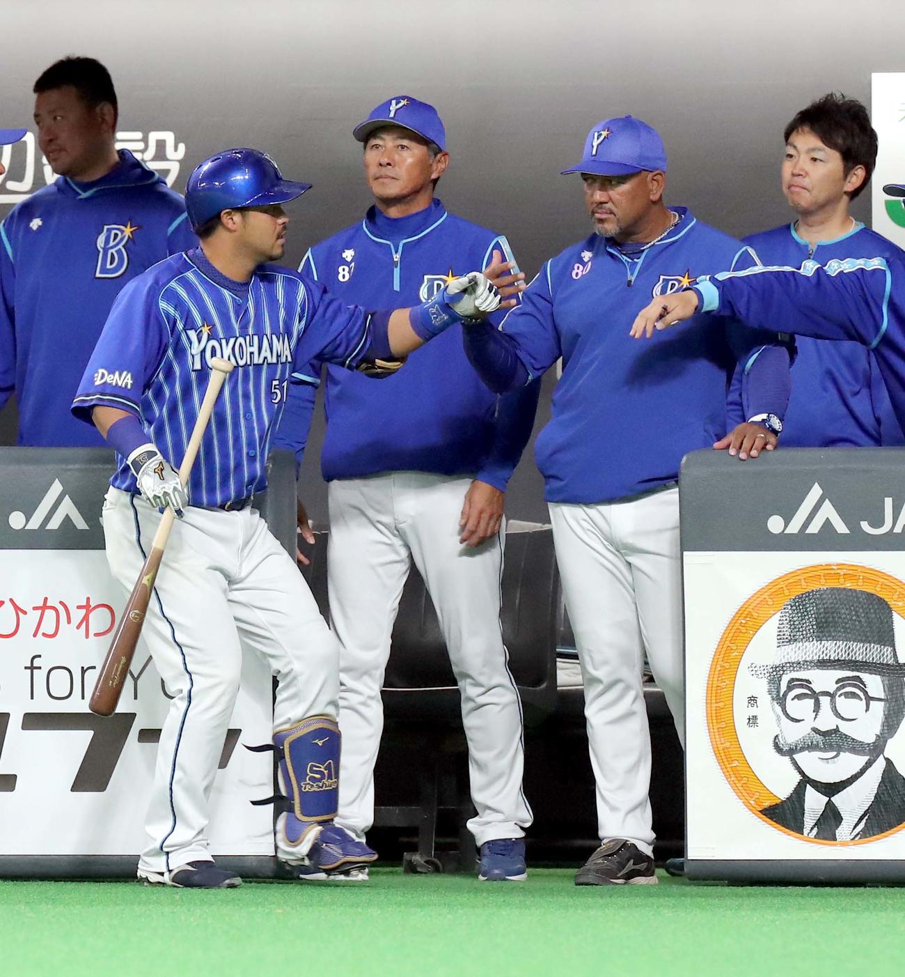 日本ハム対DeNA　6回表DeNA2死一、二塁、宮崎は勝ち越しとなる適時二塁打を放ちラミレス監督（右から2人目）とタッチを交わす（撮影・佐藤翔太）