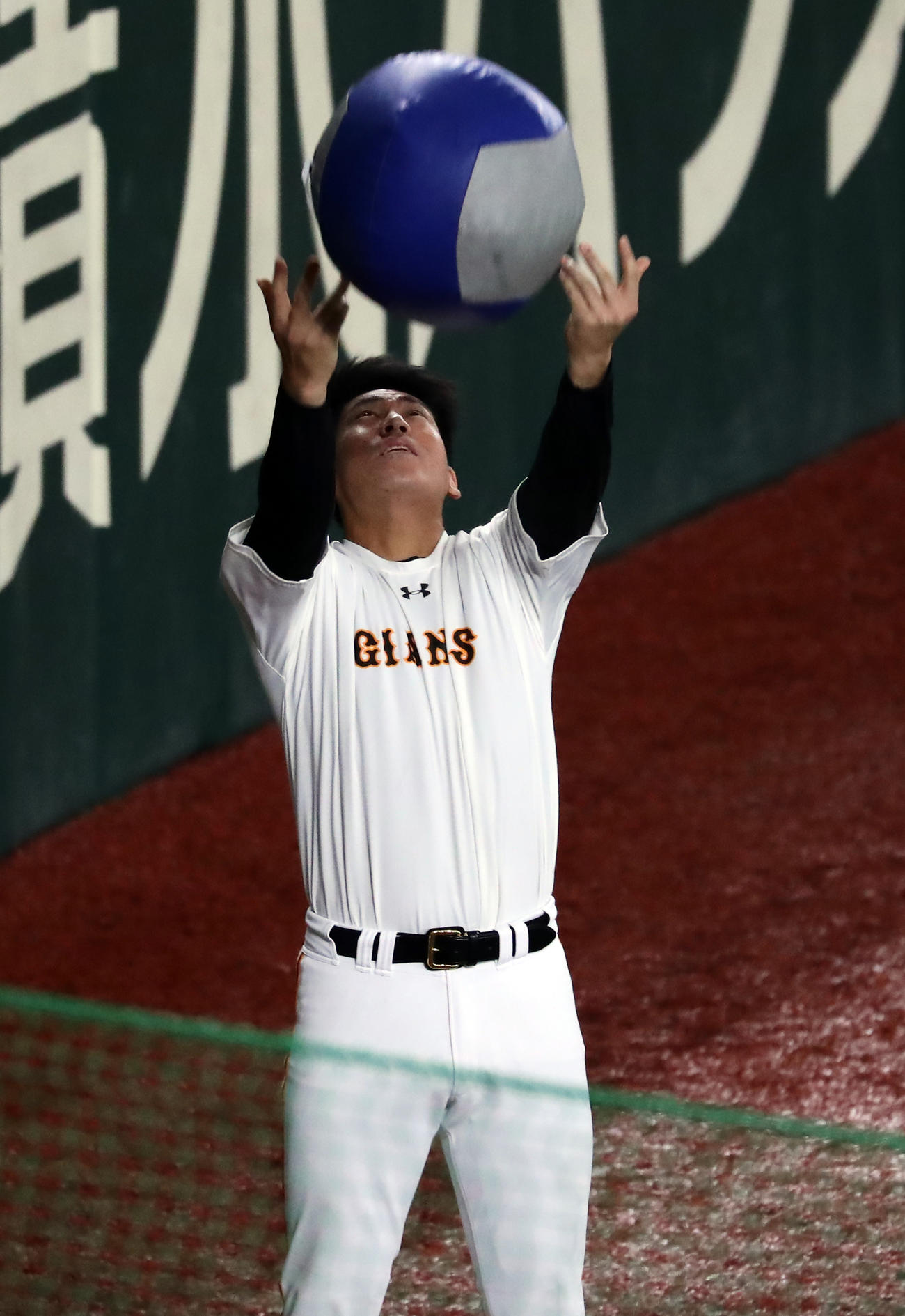 巨人対楽天　試合前練習でメディシンボールを投げる巨人桜井（撮影・浅見桂子）