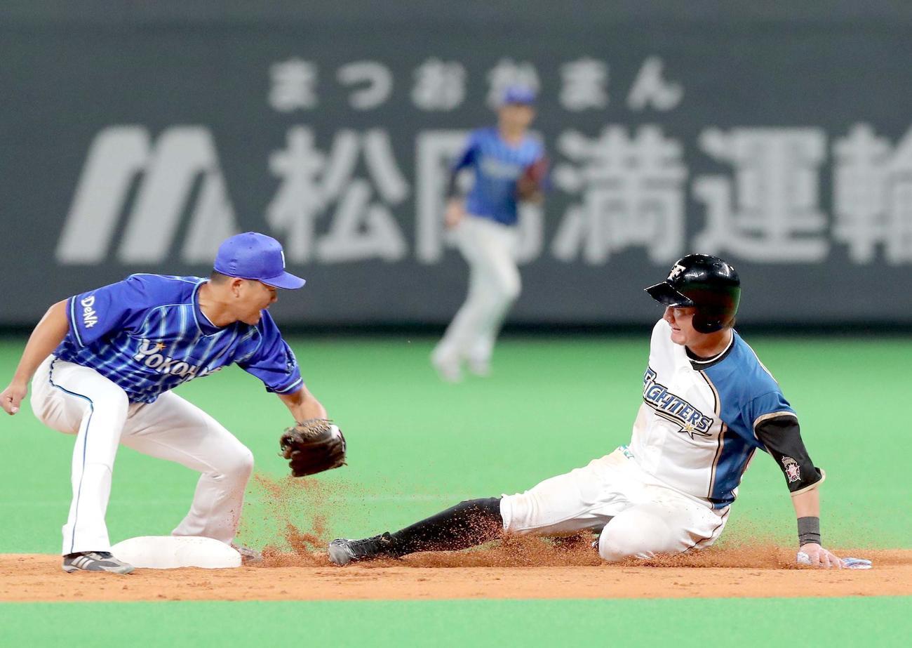 日本ハム対DeNA　4回裏日本ハム1死一塁、二盗する渡辺（撮影・佐藤翔太）