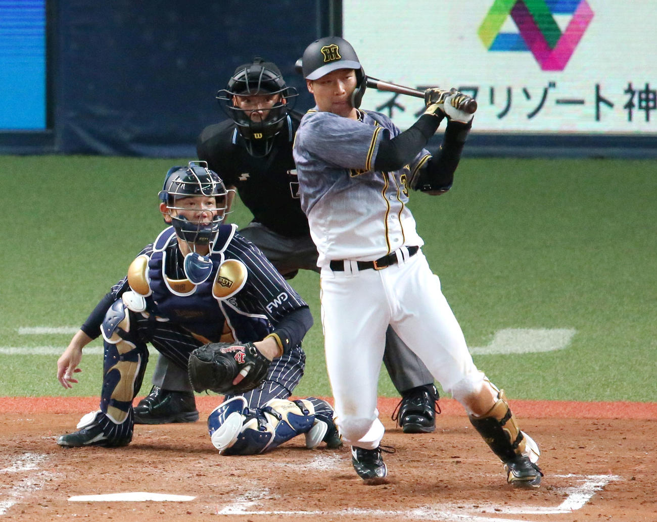 阪神対オリックス　5回表阪神2死一、二塁、大山は左前適時打を放つ（撮影・上山淳一）