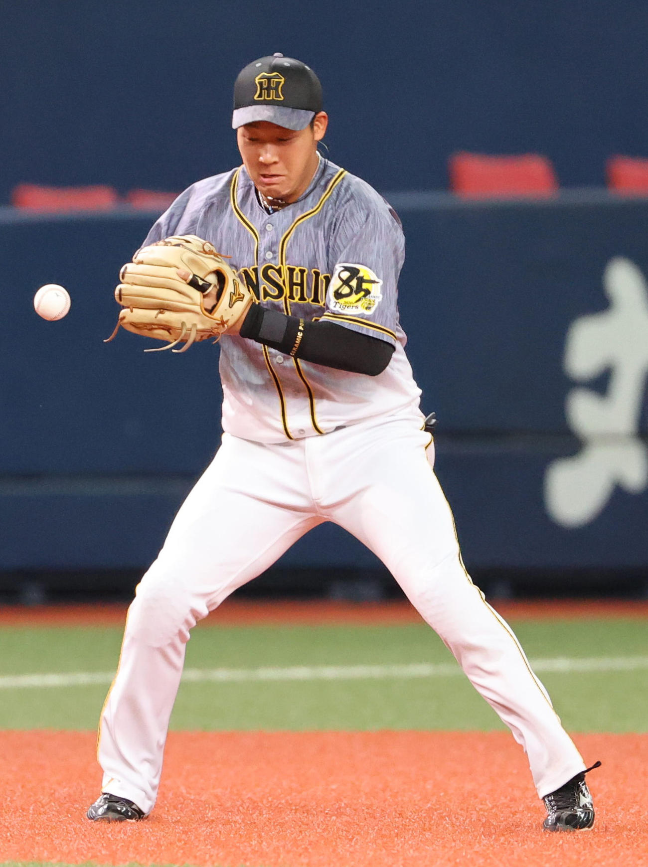 オリックス対阪神　1回裏オリックス1死一、三塁、中川圭太の打球をはじいてしまう三塁手大山悠輔（撮影・清水貴仁）
