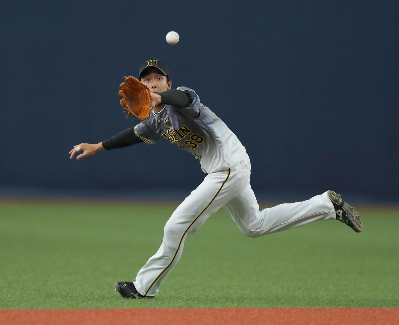 オリックス対阪神　5回裏オリックス2死一、二塁、宗の飛球を捕球する遊撃手小幡（撮影・前田充）